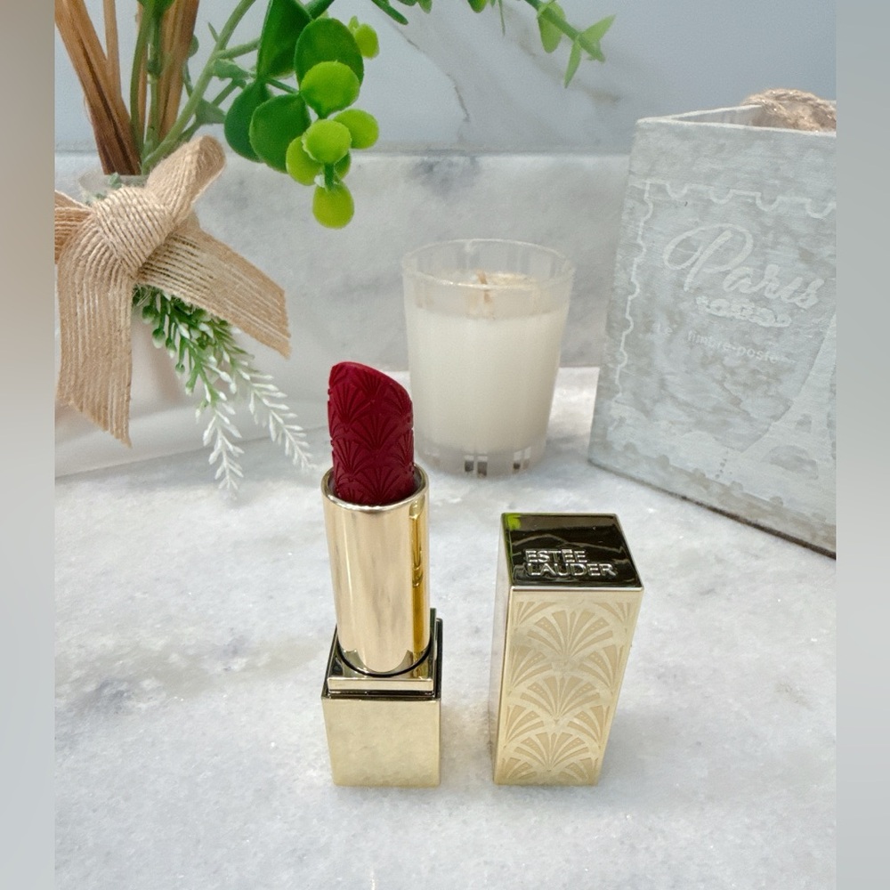 Estée Lauder Limited Edition Lipstick -Red Velvet - Picture 3 of 6